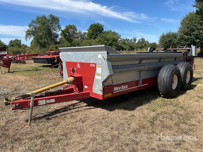 New Idea 3739 T/A Manure Spreader