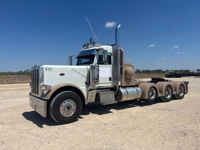 2021 Peterbilt 389 Winch Truck