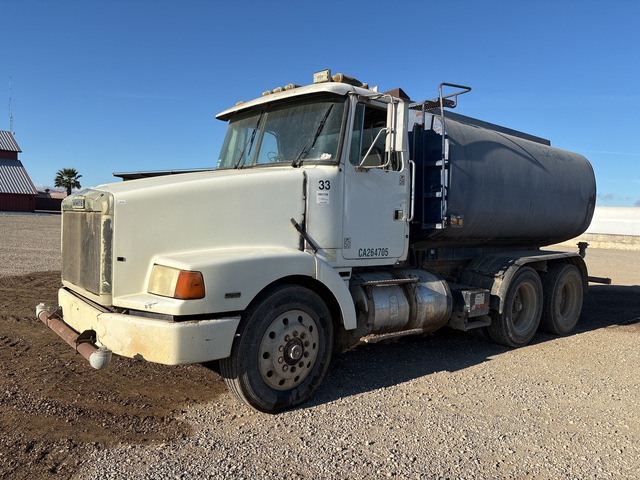1988 White Aero 2975 gal 6x4 Water Truck