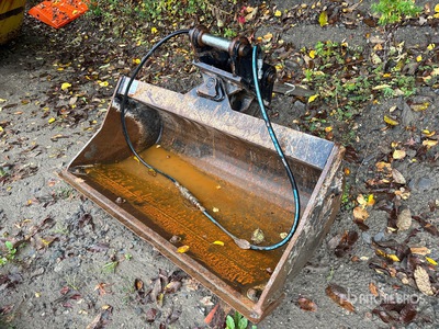 48 in Tilting Excavator Bucket - Fits CAT 305