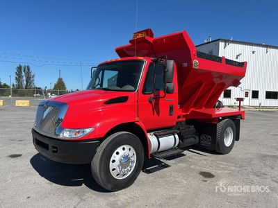 2010 International 4400 4x2 Spreader Truck