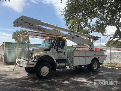 Altec AA755L 700 lb Articulated Boom on 2009 International 7300 4x4 Autocarro con braccio sollevamento