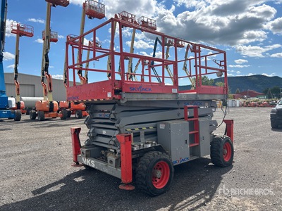 2011 Skyjack SJ8841RT 4x4 Dual Fuel Elevador de tijera