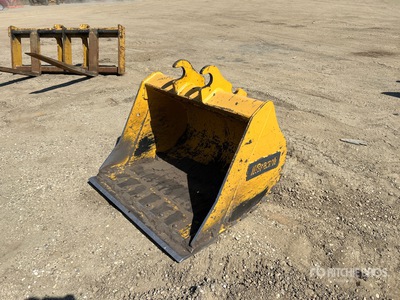 Brandt 48 in Q/C Cleanup Excavator Bucket - Fits John Deere 85P