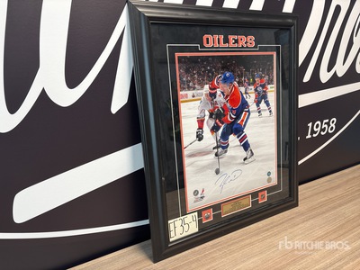Signed Taylor Hall Picture Varios, Articulos y equipos deportivos