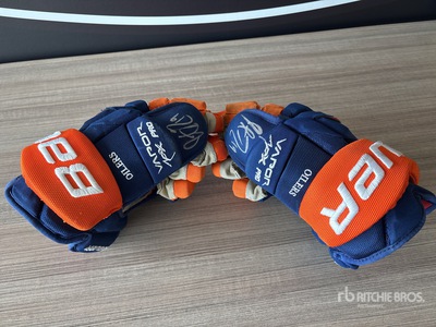 #19 Justin Schultz Signed Glove Set