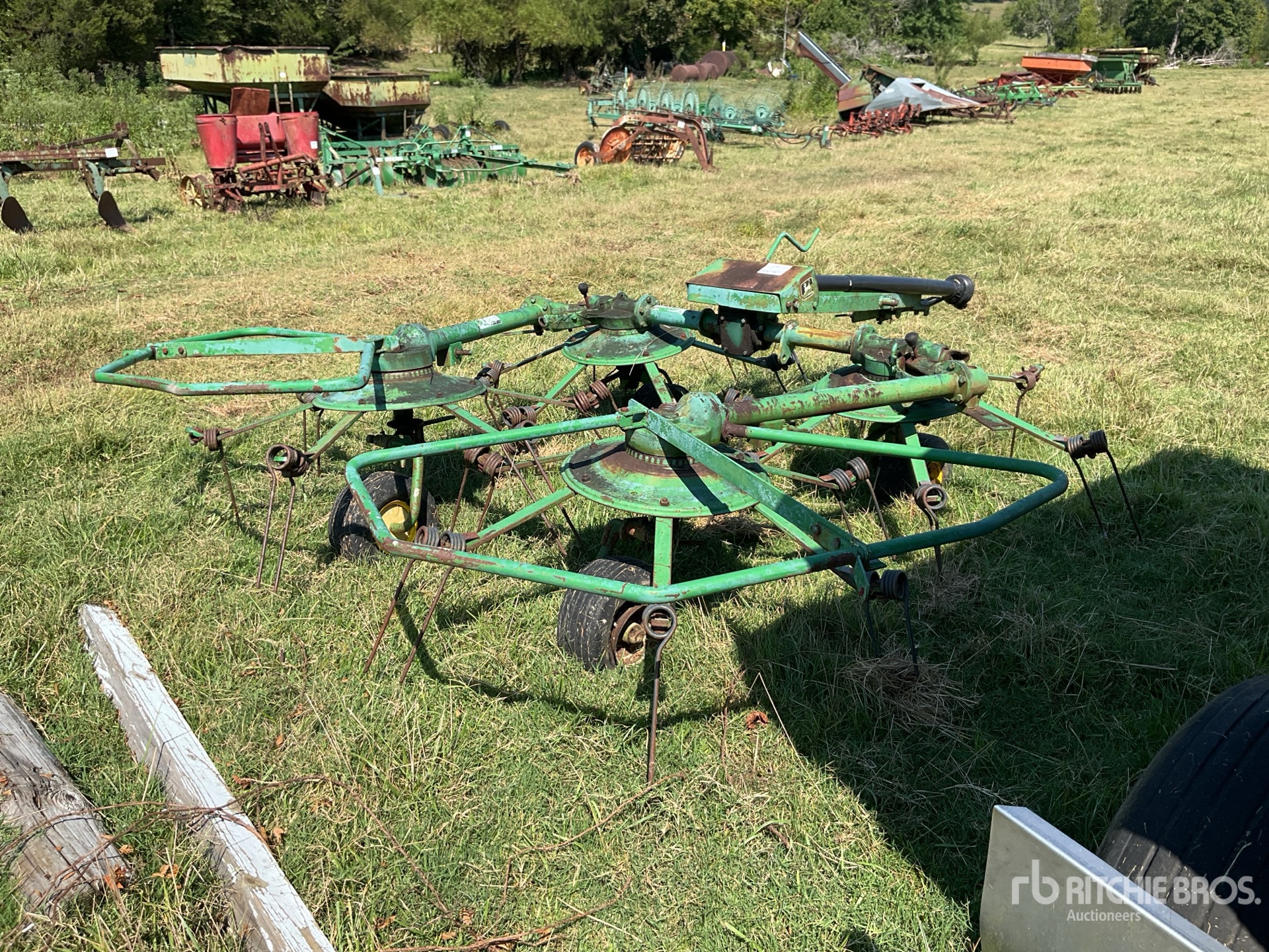 John Deere 752 Hay Tedder