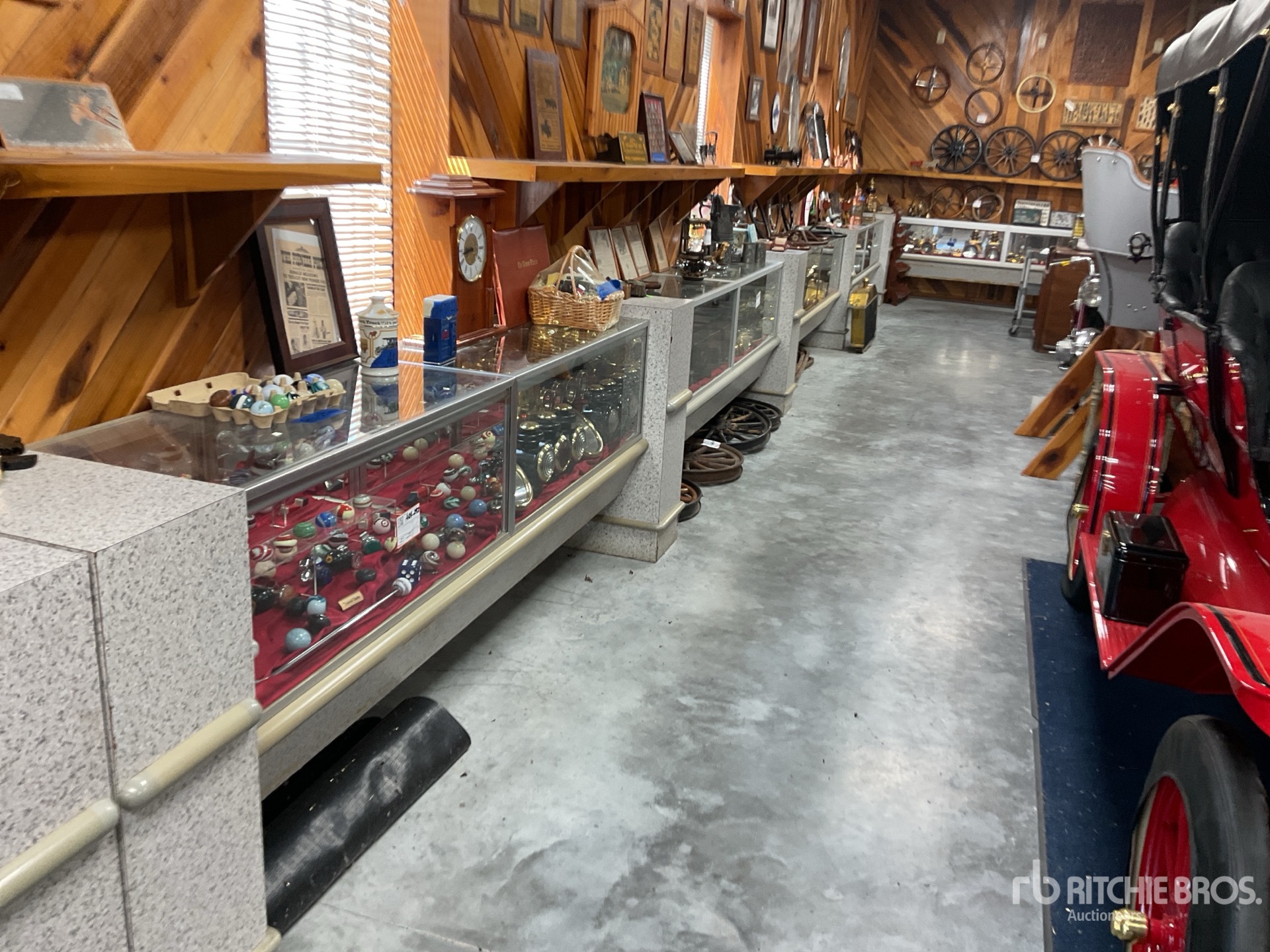 4 section Display Case Antiquités