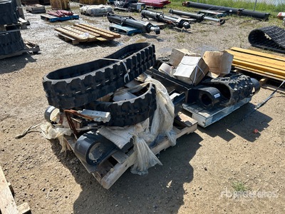 Quantity of (2) Pallets of Compact Track Loader Undercarriage Components スキッドステア付属部品