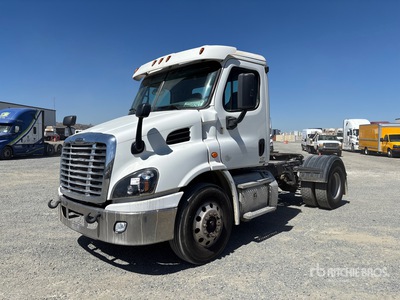 2015 Freightliner Cascadia 113 4x2 S/A Day Cab Truck Tractor