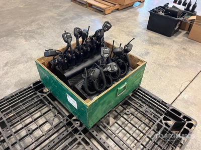 Quantity of (12) Motorola XT2-2500 Handheld 2 Way أجهزة الراديو