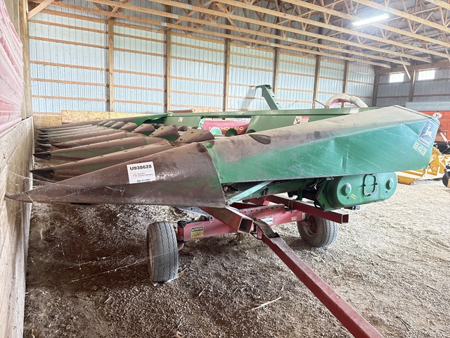 John Deere 843 8 Row Corn Head & Transport Wagon John Deere 843 8 Row Corn Head & Transport Wagon