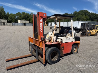 1988 Nissan UF03A35V 6550 lb Pneumatic Tire Forklift