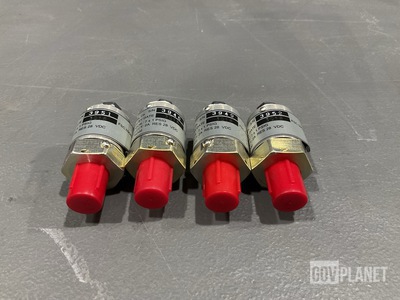 (4) Custom Control Sensors 7G575 Pressure Switches