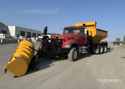 2015 Mack GU433 6x4 Camión con pala para nieve