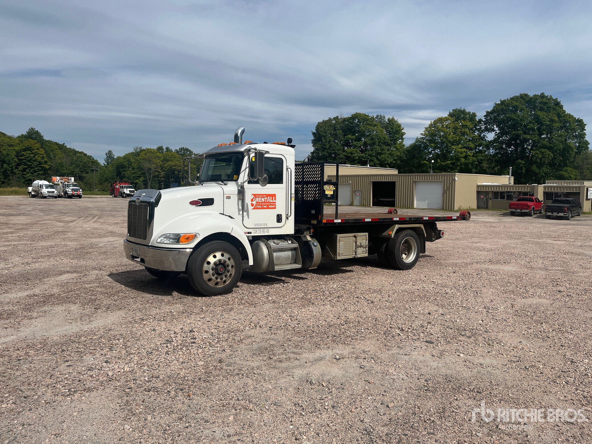 2022 Peterbilt 337 4x2 Autocarro scarrabile
