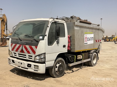 Isuzu NQR Smoother 4x2 Rear Loader Camión recolector de residuos