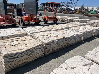 Quantity of (10) Pallets of Austin White Limestone Blend Chopped 4 - 8 in Thin Veneer Pierres (Unused)
