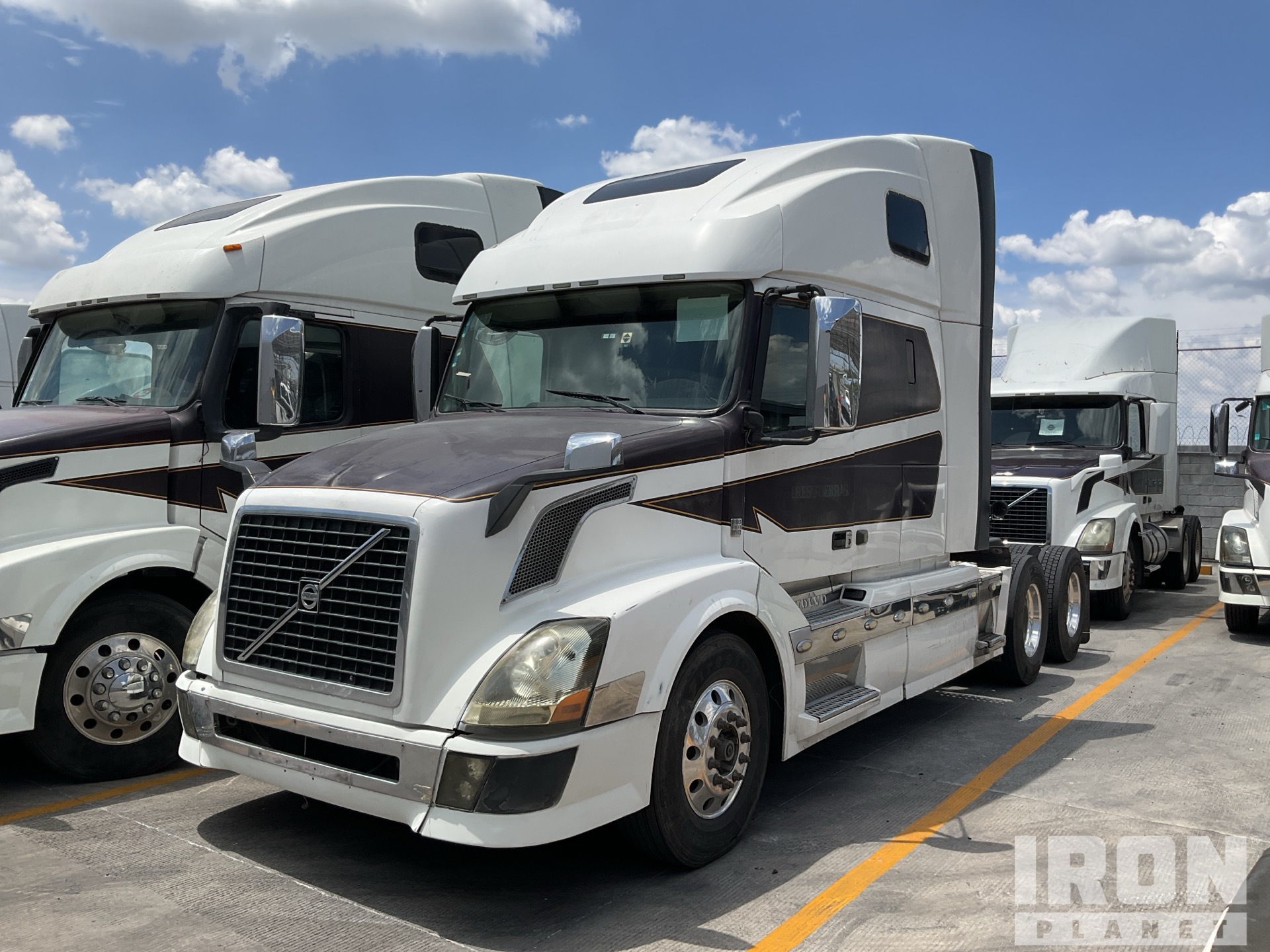 2014 Volvo VNL64T-670 6x4 Tractocamion con Dormitorio / T/A Sleeper Truck Tractor