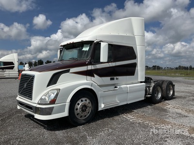 2013 Volvo VNL 64T 630 6x4 Tractocamion con Dormitorio / Cabina con cuccetta per trattore stradale