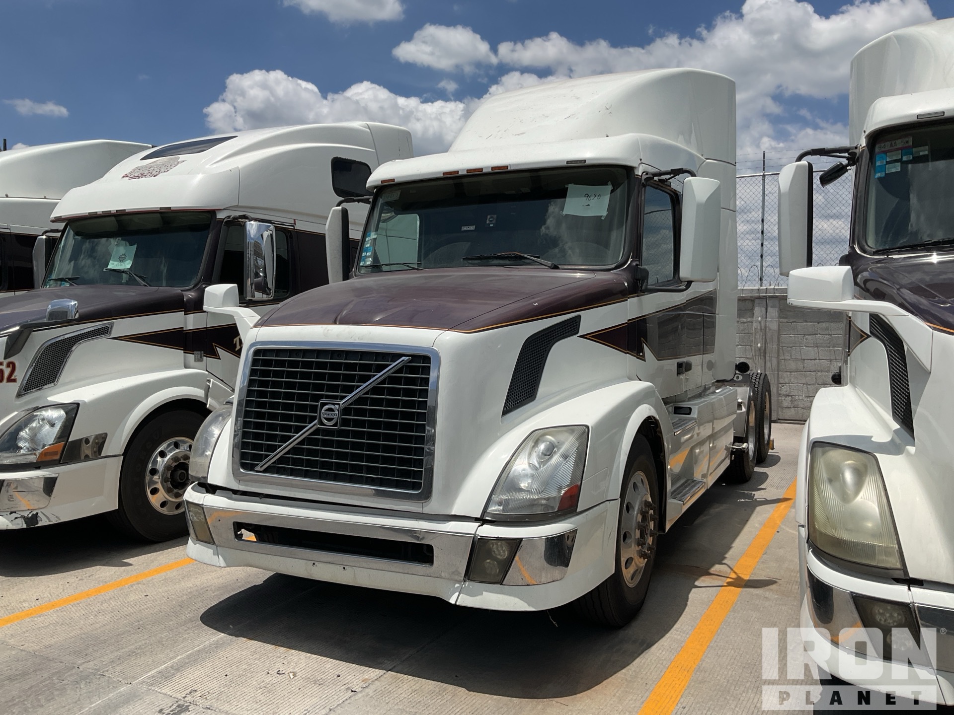 2013 Volvo VNL64T-630 Cabeza Tractora Cabina Dormitorio