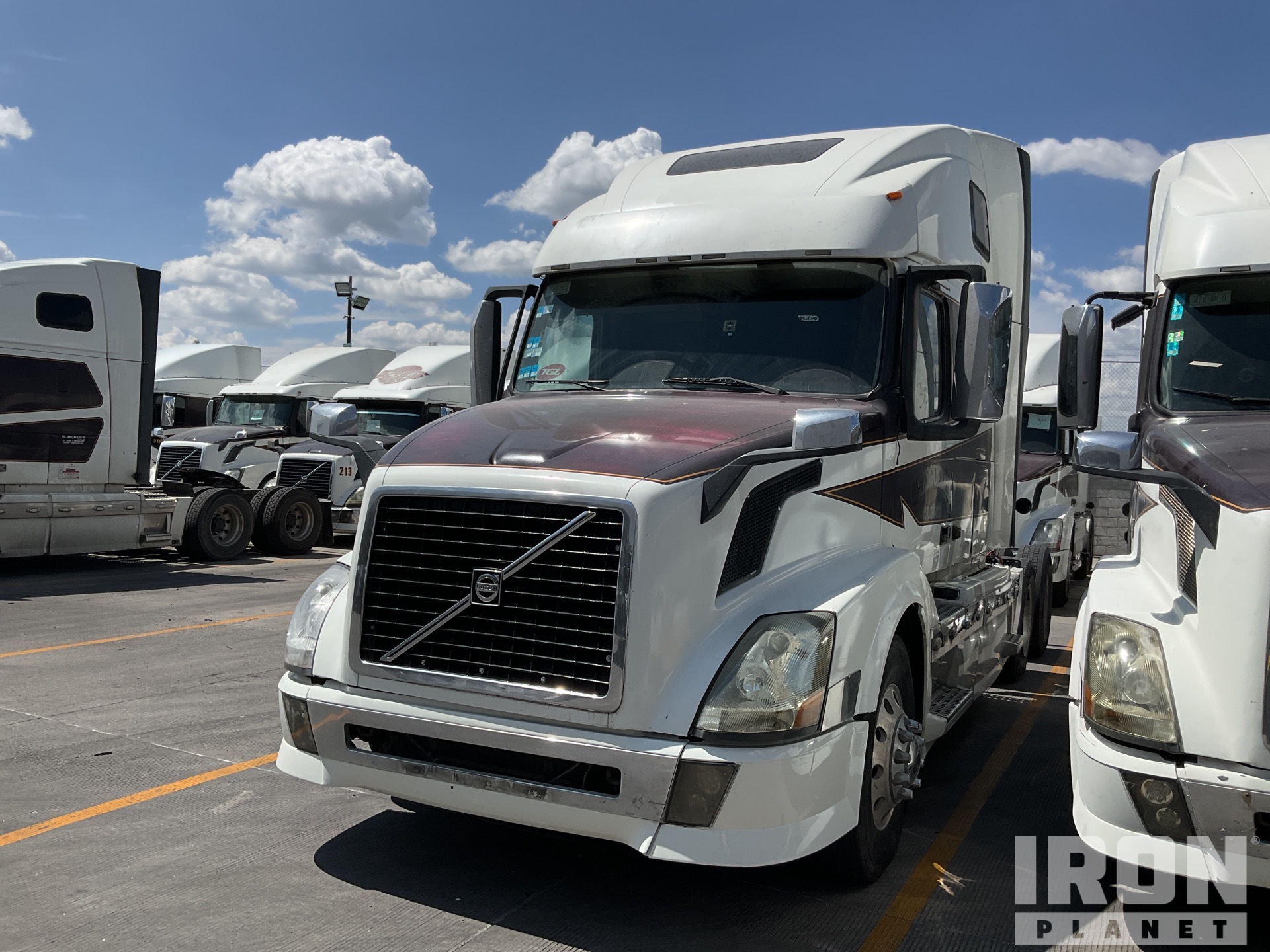 2015 Volvo VNL64T-670 6x4 Tractocamion con Dormitorio / T/A Sleeper Truck Tractor