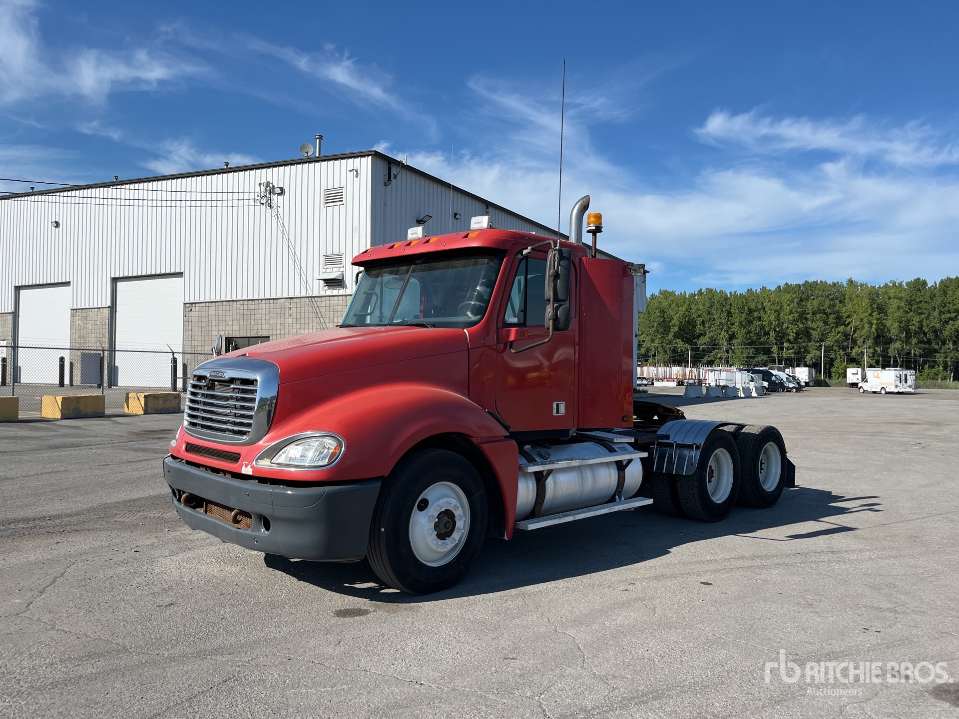 2004 Freightliner Columbia 120 Day Cab Truck Tractor (Inoperable)