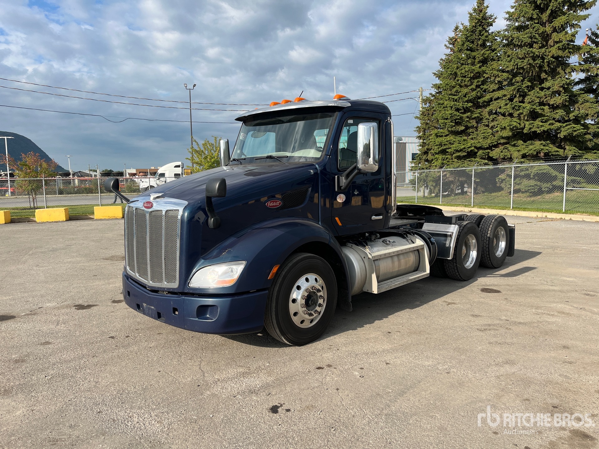 2021 Peterbilt 579 6x4 تراكتور شاحنة نهارية (ثنائية المحور)