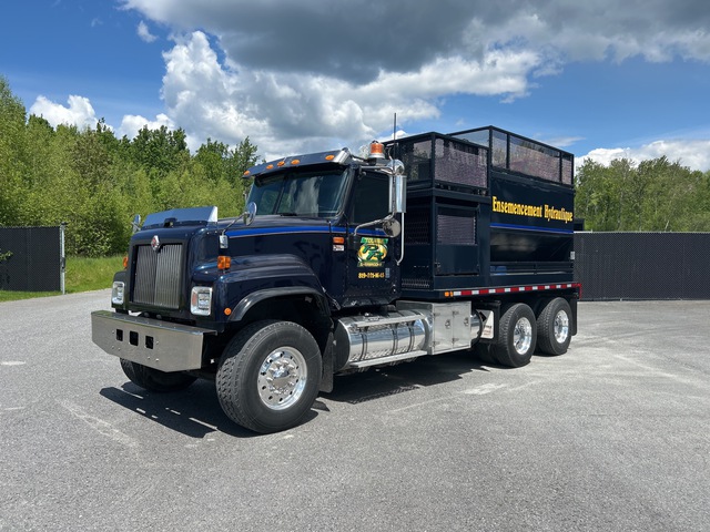 2002 International 5500I 2000 gal 6x4 Hydroseeder Truck