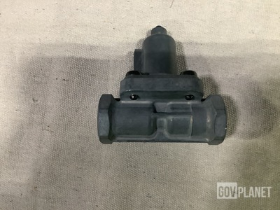 (38) Daimler 002 429 25 44 Fluid Pressure Regulating Valves