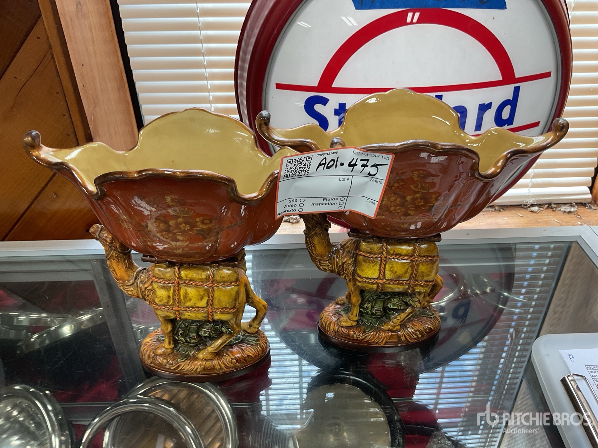 Quantity of (2) camel vases Antiguedades