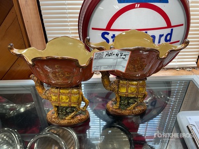 Quantity of (2) camel vases Antiguedades