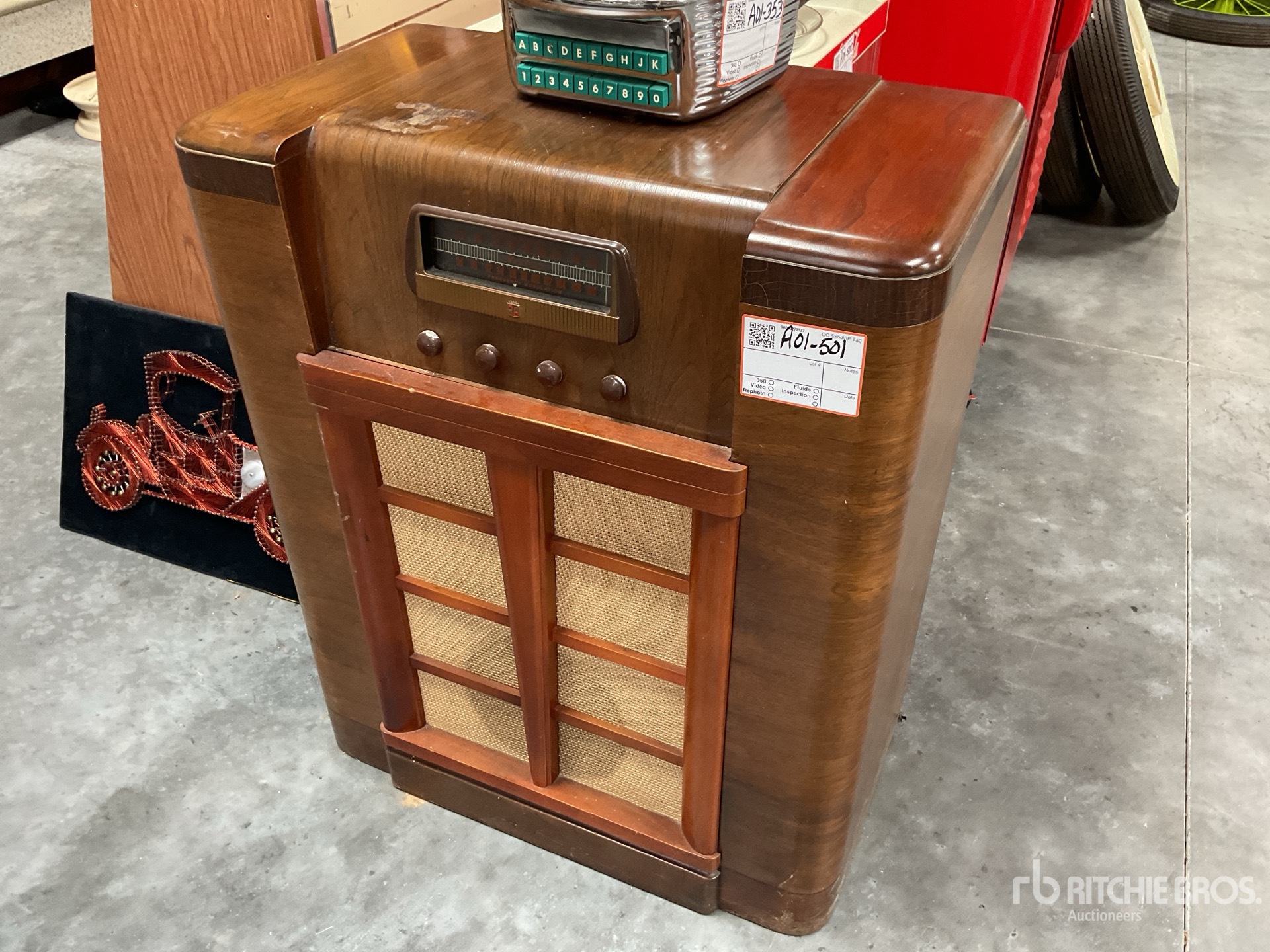 Montgomery Ward cabinet radio