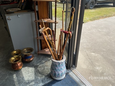 Quantity of collection of walking sticks w/ urn Antiguedades
