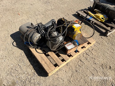 Quantity of (2) Materialaufzug