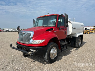 2014 International 4400 2000 gal 4x2 Water Truck