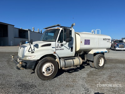 2013 International 4300 2000 gal 4x2 Camion cisterna de agua