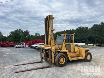 Clark 475B 22125 lb 4x2 を見 Rough Terrain Forklift