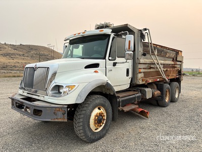 2003 International 7600 6x4 Camión con pala para nieve
