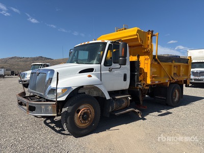 2004 International 7500 4x2 Spreader Truck