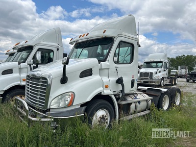 2012 Freightliner Cascadia 113 6x4 T/A Day Cab Truck Tractor