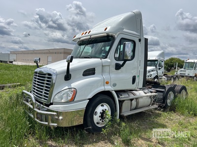 2013 Freightliner Cascadia 113 6x4 T/A Day Cab Truck Tractor