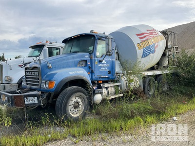 2003 Mack CV713 8x4 Camion malaxeur
