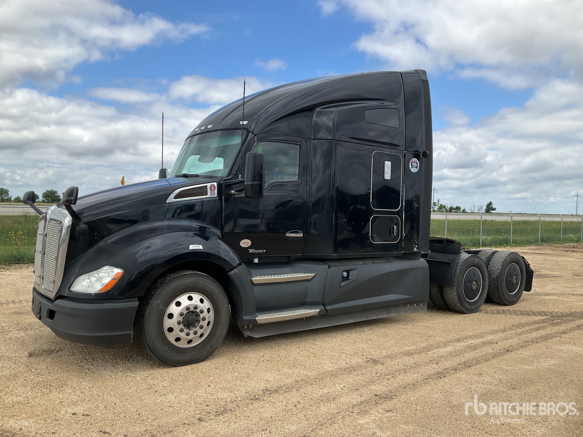 2019 Kenworth T680 T/A Camión Caja Abierta