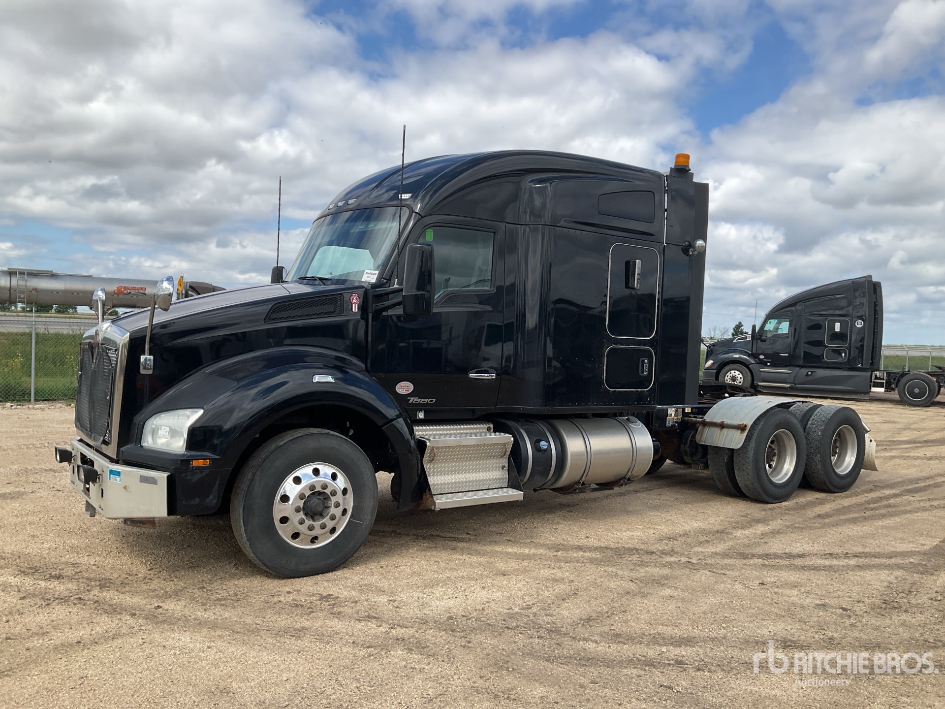 2019 Kenworth T880 T/A Flatbed Truck