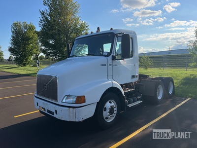 2002 Volvo VNM64T 6x4 Cabeza Tractora Cabina Corta