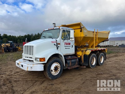 2003 International 8100 6x4 Spreader Truck