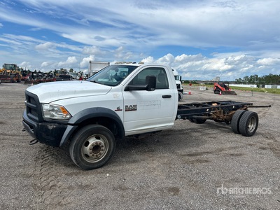 2015 Ram 5500 4x4 を見 Cab and Chassis