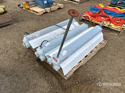 Quantity of (3) Shop Lights