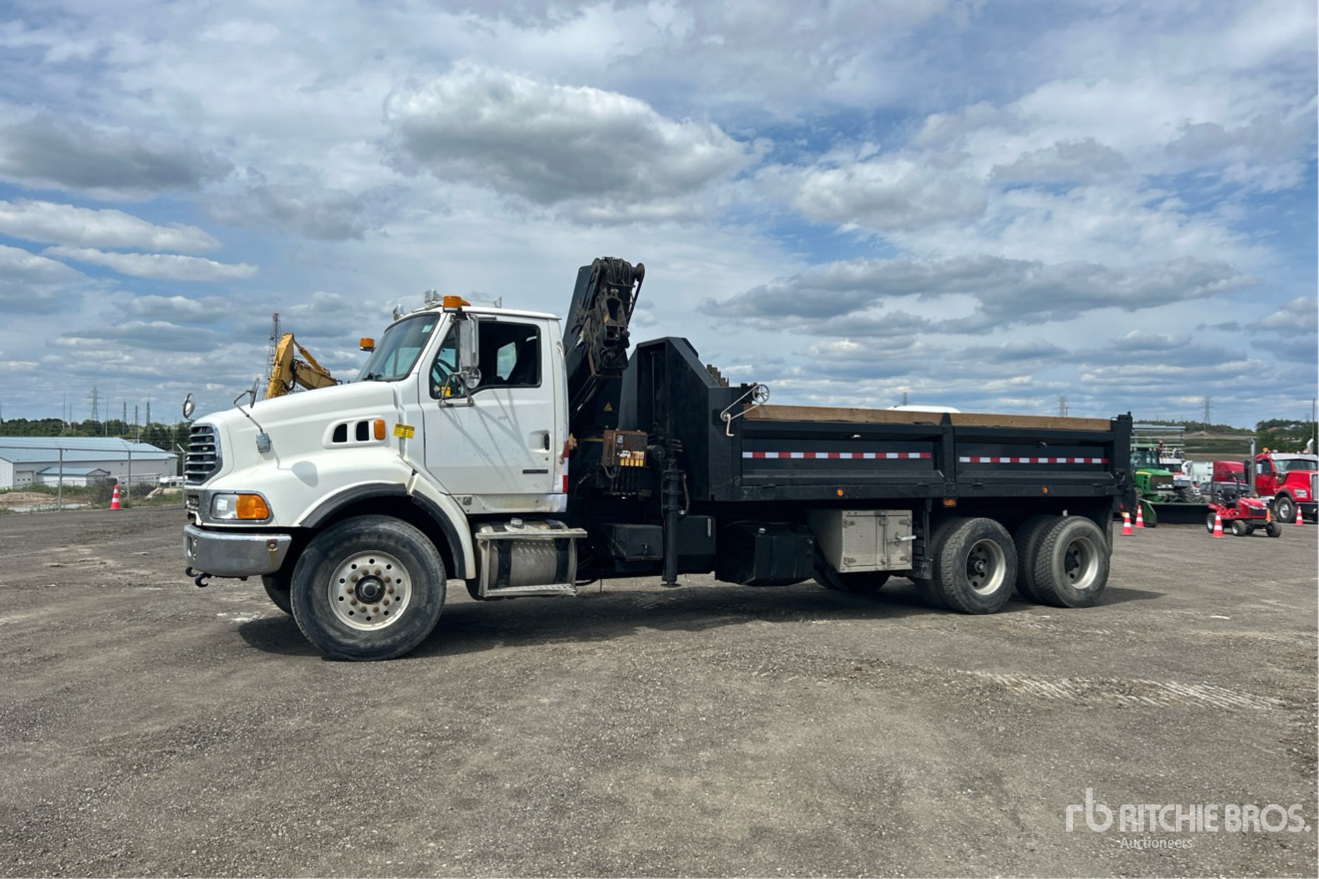 Hiab 200 on 2005 Sterling L9500 6x4 Kranwägen